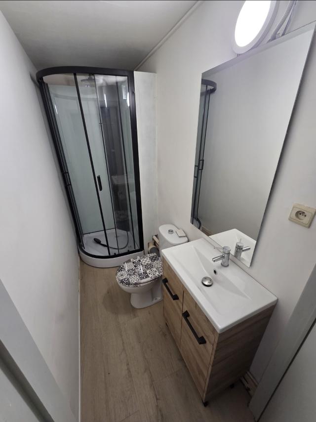 🏡 STUDIO À LOUER À TOURNAI – 550 € – INTERNET COMPRIS – DOMICILIATION OK